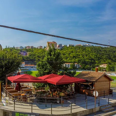 Nena ツリクヴェニツァ